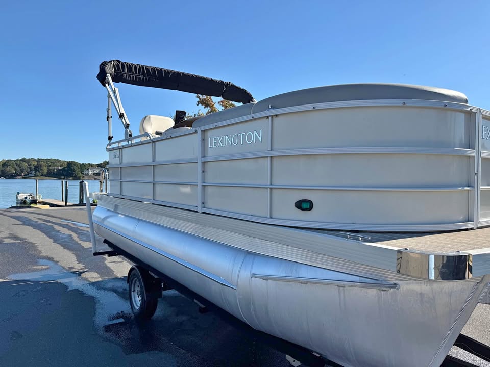 2022 Lexington 320 Pontoon – 90HP Suzuki, Like New!