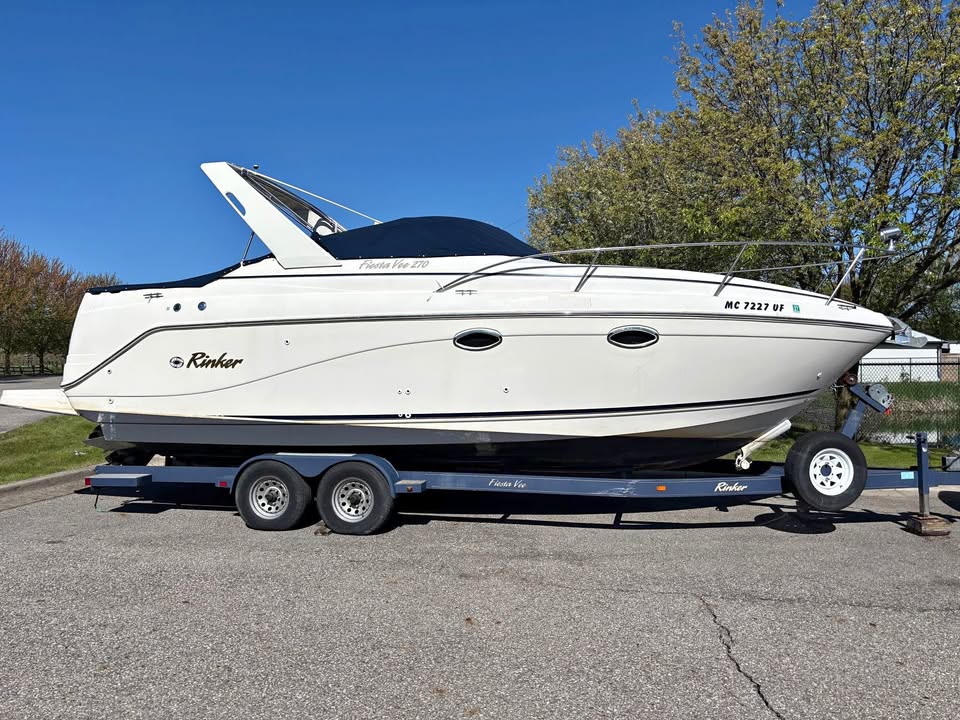 2002 Rinker Fiesta Vee 270 Boat with Trailer