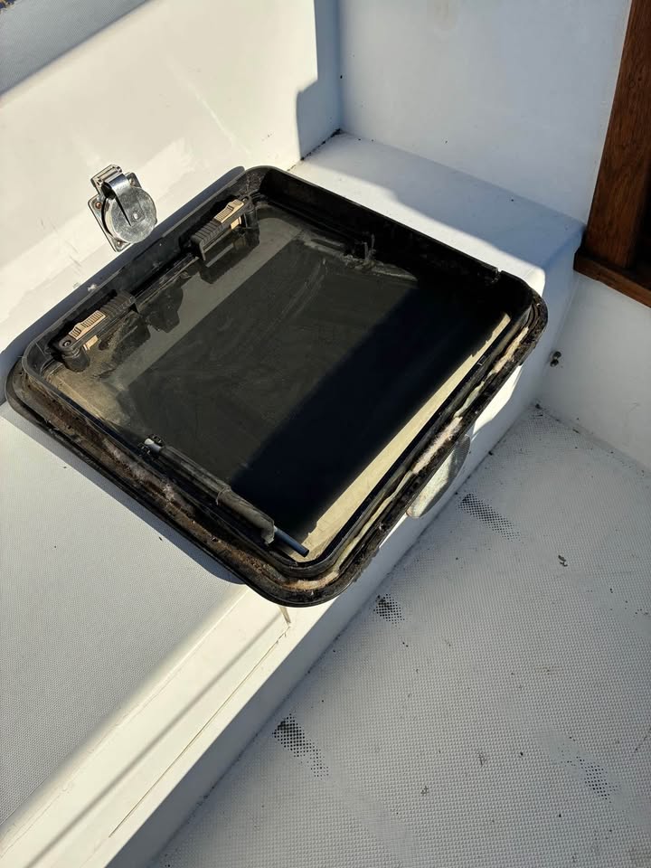 Sailboat forward hatch 22x22 Boat Hatch