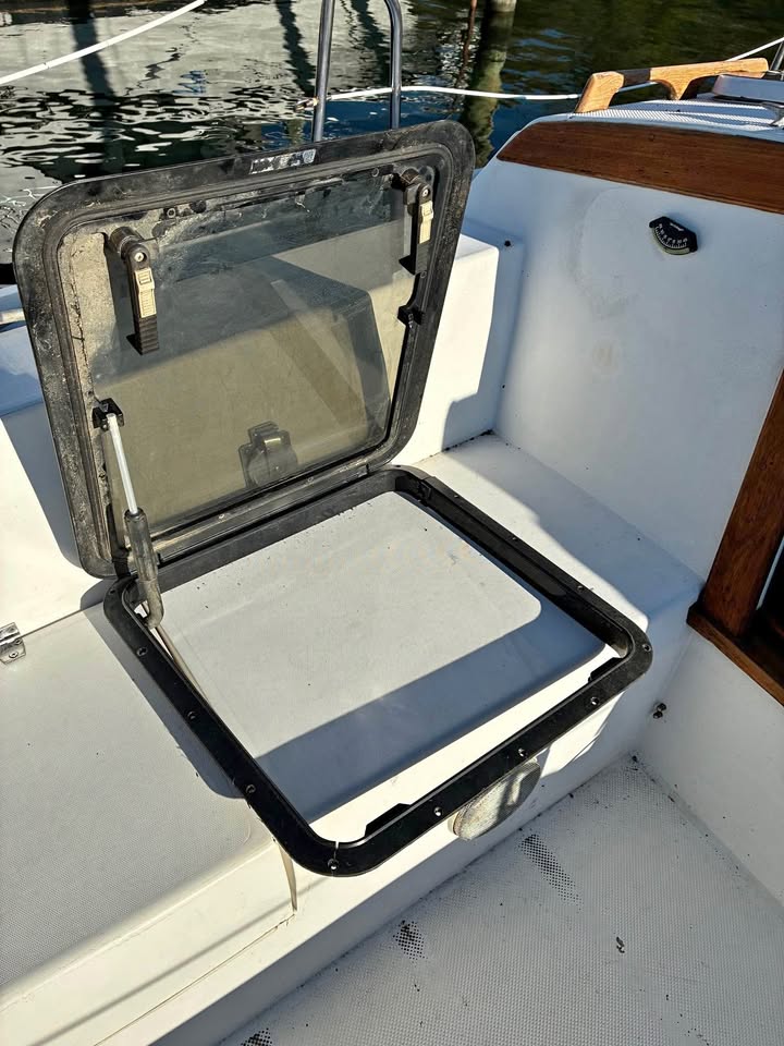 Sailboat forward hatch 22x22 Boat Hatch