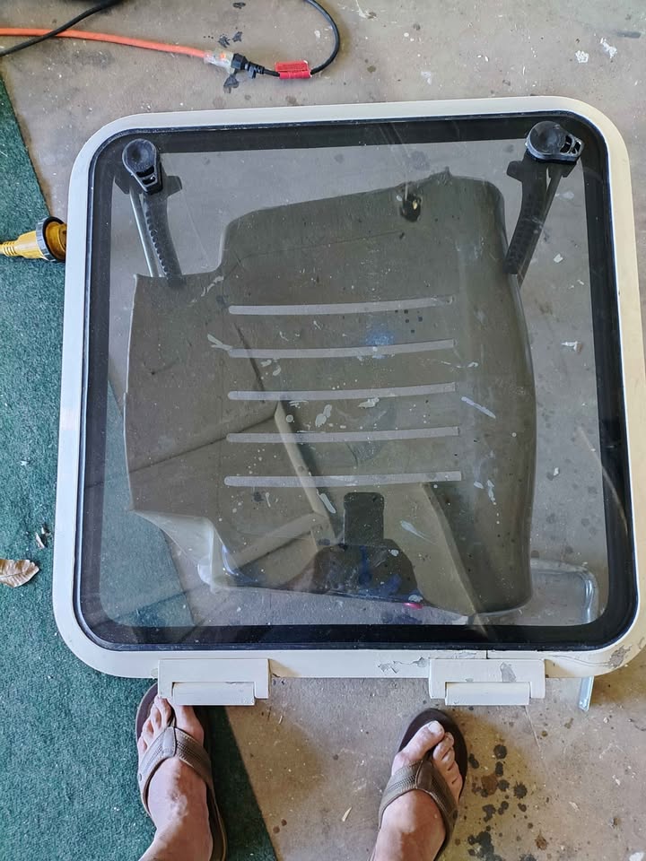 Bowman top hatch for boat