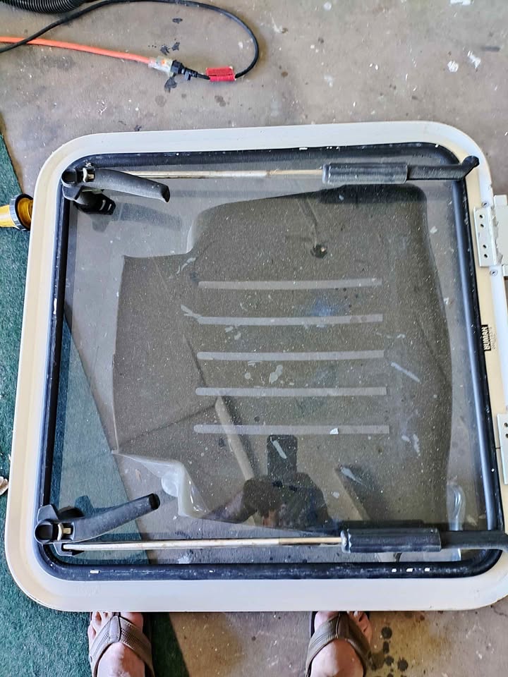 Bowman top hatch for boat